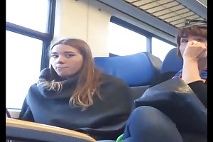 Брюнетка-любитель делает свой первый анальный литье
