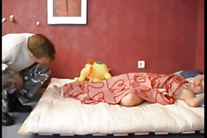 Профессиональный заклинатель змей Алекс Блейк укушен черной анакондой
