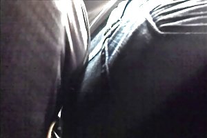 Розовая блондинка дегустирует свою собственную мочу