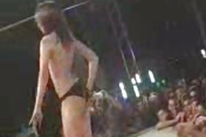 Крошечный младенец Ава Харди поднимается на горный член Джмака