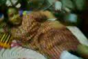 Брюнетская красавица оставляет свои трусики беспорядок, когда она пьет