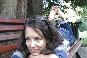Горячий подросток на улице ищет петуха, чтобы поехать